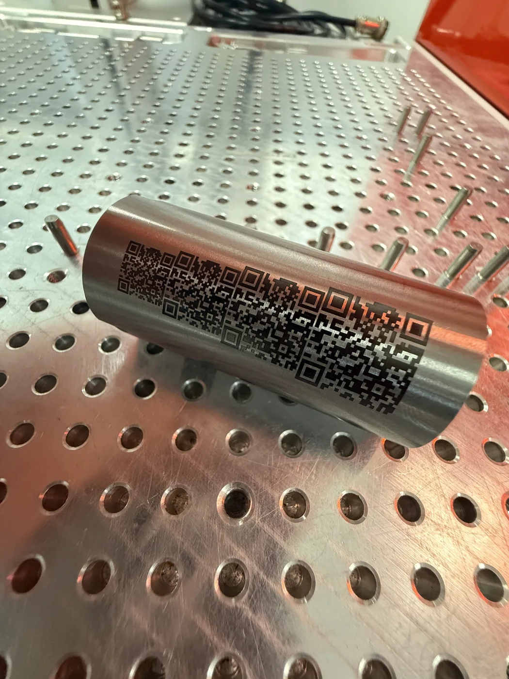 Lasergravierter Code auf einem Metallbauteil
